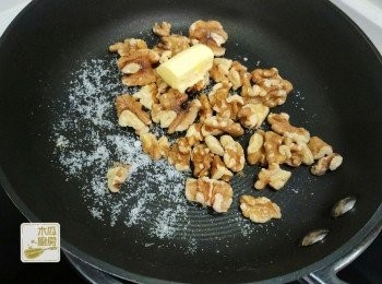 step2: 【<span class="group_1">材料A</span>】合桃加入海鹽和牛油炒香，再將合桃切成小塊