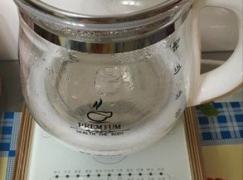 step1: 用養生壺自帶的優酪乳罐，先放少許牛奶，再放入優酪乳發酵粉，充分攪拌均勻，再倒入剩下的牛奶，差不多快滿了就行了