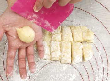 step6: 灑上低粉手掌，搓成圓型麵團，壓扁在低筋粉上。