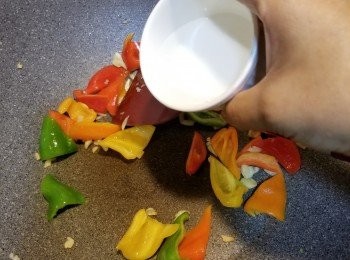 step5: 加約3湯匙水將雜椒略煮1分鐘