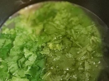 step4: 熄火候加入芫茜拌勻