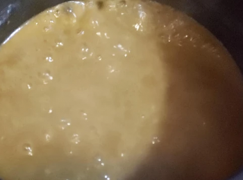 step3: 加入2湯匙白酒爆香後，倒入雞湯、加少許雞粉、糖拌勻煮滾，蟹醬汁煮滾後， 熄火加入蛋液拌勻，即成"蟹將"
