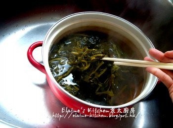 step19: 西洋菜蜜煲1小時後將西洋菜盛起去掉
