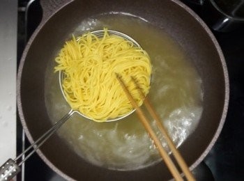 step10: 將水再煮沸，下拉麵煮30秒撈起