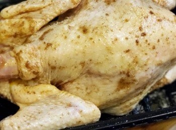 step1: 先把雞洗乾淨，將花雕、雞粉、五香粉及糖混合後塗在雞身內外， 醃製三小時或以上 (可以早一晚醃製)