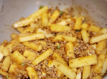 step5: 加入沙葛、 1茶匙雞粉、1茶匙糖、 1湯匙水及1茶匙蠔油炒3分鐘，即成