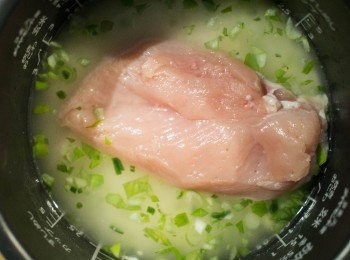 step2: 洗好米，在飯鍋裡放入<span class="group_2">炊飯材料</span>和<a href="https://bit.ly/3EZL8dD" target="_blank" data-keyword="雞胸" class="guide-link"><strong>雞胸</strong></a> <span style="display:inline-block;vertical-align:middle;margin-top:-3px;color:initial;border-radius:3px;padding:2px 3px;font-size:12px;line-height:14px;background:#87d300;color:#fff;">即買</span> 肉後煮飯。