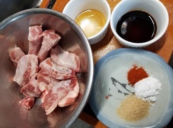 step2: 再將豬肋條用<span class="group_3">調味醃料:</span>砂糖1茶匙,生粉1茶匙,辣椒粉1/4茶匙,麻油1茶匙,生抽1湯匙醃15分鐘待入味