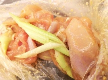 step6: 1, 雞肉去皮切成一塊塊。
2, 香茅頭尾切去唔要，其他再拍扁和切段。
3, 將調味料和香茅醃雞塊。
