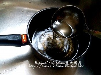 step13: 冰糖放入煲內加1.5杯水份量 , 用中火煮至冰糖溶 , 待涼10分鐘