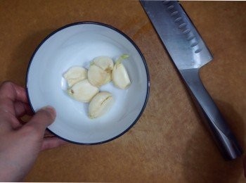 step1: 蒜頭先去皮去根部