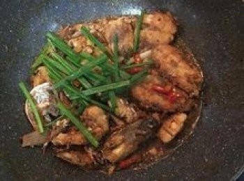 step8: 試味道調整後，放入蔥綠和辣椒即可上菜囉～