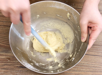 step2: 然後篩入粉類材料（低筋麵粉，泡打粉，梳打粉，糖霜）至沒有粉粒。