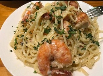 step5: 加入忌廉、酒、虎蝦大概煮2分鐘