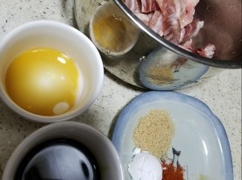 step1: 預備好所有材料:將砂糖1茶匙半，生粉1茶匙，辣椒粉1/4茶匙，生抽1湯匙，麻油1茶匙醃豬肋條15分鐘以上