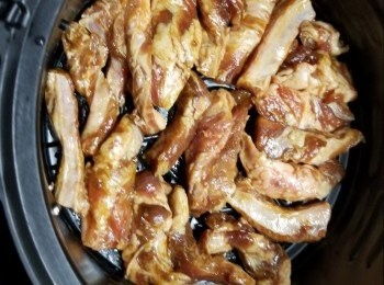 step2: 將醃好15分鐘的豬肋條排上氣炸鍋上，用180度炸7分鐘