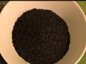 step2: 首先將黑芝麻放在鍋中慢慢烘熟，直至聞到芝麻香味後，取出備用。