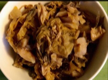 step2: 甜梅菜浸水洗淨菜葉中的沙後，切碎，瀝乾水份切碎備用。