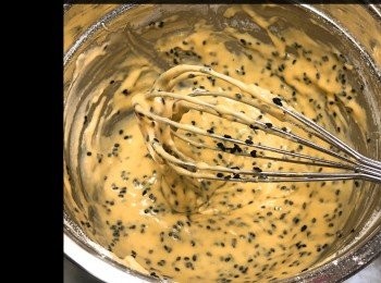 step2: 再加入芝麻攪拌均勻
倒少許在焗爐紙上，用匙底把麵糊掃平，
盡量掃薄，盡量要均勻，平均。
入爐焗4-6分鐘，視乎脆片厚薄
金黃色要即時取出，放涼。即可。