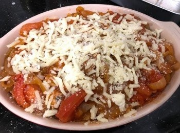 step8: 將洋葱番茄鋪在豬扒上，之後鋪上適量Mozzarella芝士碎及Parmesan芝士粉