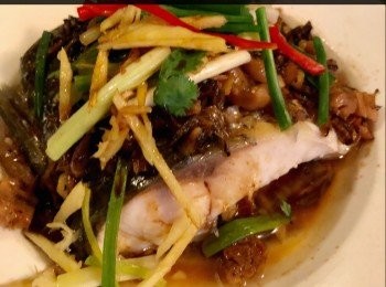 step5: 魚熟後起鍋，另燒熱 2-3湯匙油，除即將熱油淋上鯇魚面上，再下葱，紅辣椒和薑絲，淋些生抽便可上桌。


想知道我更多食譜，可去我Facebook， 專頁。

https://m.facebook.com/carlineki/