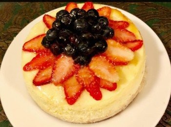 step10: 然後再加多一層士多啤梨，再於中間將一粒粒的藍莓加上都滿意之後，然後再於上面淋上適量，已溶解好了的魚膠粉，這樣可使士多啤梨和藍莓不容易跌下來。



想知道我更多食譜，可去我Facebook
專頁。

https://m.facebook.com/carlineki/