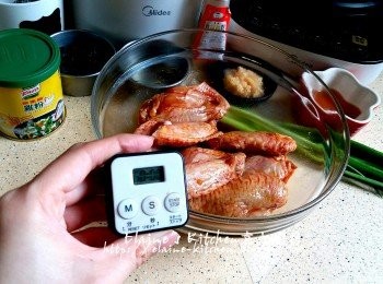 step3: 放入大碗內加少許雞粉 , 胡椒粉及<span class="group_2">醃料</span>拌勻靜待1小時