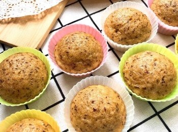 step1: 蕉1隻用叉壓蓉，蛋2隻打發起泡
加泡打粉、梳打粉各1茶匙，打發攪勻