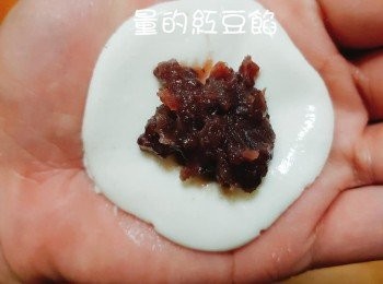 step6: 壓扁放入適量的紅豆餡