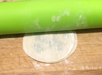 step4: 用麵團棍將水餃皮壓平 （如有少許出水，可塗上粟粉）