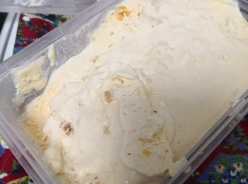 step2: 打忌廉前先放上冰格雪凍一些比較易打， 忌廉打起時可加入 切碎橙乾粒粒，金桔酒，酸桔汁， 煉奶 提升香味， 路環便可以雪入冰格 ， 待凝固