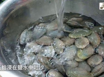 step2: 花蛤浸在鹽水中吐沙，用布蓋好，靜待1-2小時，吐沙後將花蛤洗淨，平鋪在碟上