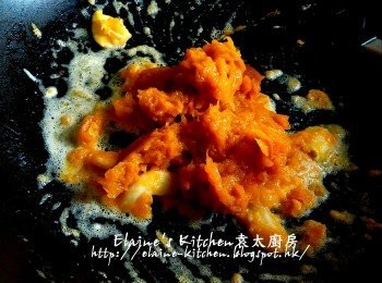 step9: 原鑊加入蒜頭及鹹蛋黃爆香 , 加入南瓜拌炒數分鐘