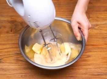 step1: 牛油置室溫放軟，加入糖和鹽攪拌至均勻。