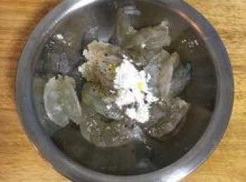 step3: 用1/4茶匙鹽、黑胡椒粉少許、米酒少許、優質橄欖油少許、玉米粉或太白粉1茶匙，一起抓勻備用。