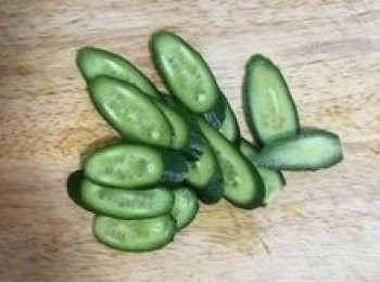 step3: 小黃瓜先用鹽清洗表皮，沖洗乾淨後用可飲用水洗過後，斜切成片備用。