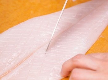 step1: 先把魷魚去衣，洗淨後用刀𠝹開魷魚成一塊，在魷魚肚內斜刀𠝹花後切片;