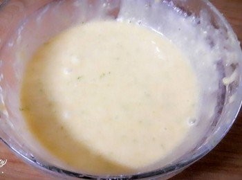 step5: 蛋打散後直接加入麵粉中拌勻