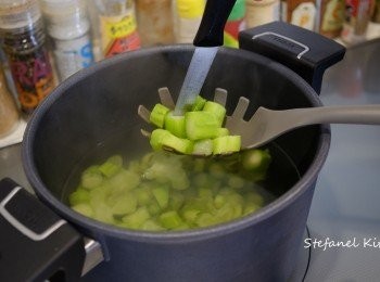 step3: 準備一煲滾水，把一部份切片的露荀煮至淋身，然後瀝乾水份