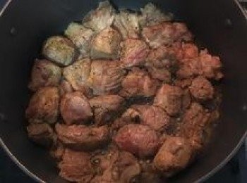 step5: 26cm湯鍋加熱，放入切下的牛油榨出油後撈出油渣，放入牛肋條塊兩面煎上色；