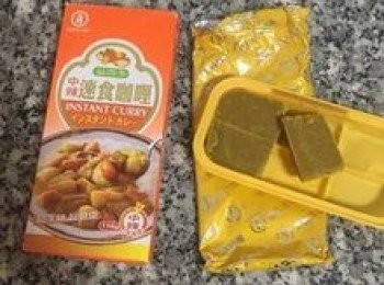 step9: 咖哩塊先以熱水拌勻成咖哩醬；