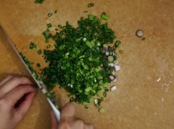 step1: 蔥先洗淨，切去根部後切粒