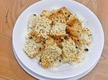 step15: 取出烤熱的鍋粑，擺入帶深度的盤中。
如用的是生鍋粑，則請用180度熱油炸3-5秒至鍋粑金黃即可起鍋擺盤。