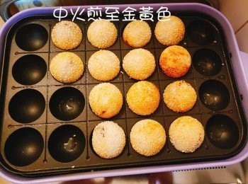 step11: 然後細火慢慢煎成金黃色即可。 中途要不停翻轉以免燒燶