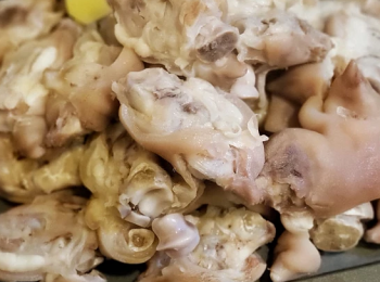 step1: 切好薑片備用，先把豬手放入滾水出水備用