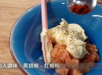 step3: 明太子加入蛋黃醬、<span class="group_2">調味</span>、黑胡椒和紅椒粉，拌勻