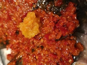 step8: 魚頭面先鋪上蒜蓉辣椒醬或剁椒醬，再加黃色燈籠辣椒醬平鋪在魚頭上。（辣度可按自己喜歡加減。）