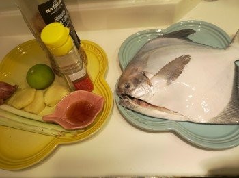 step1: 䱽魚洗乾淨，用醃料岩鹽、魚露和胡椒粉醃魚。香茅略拍再切粒，薑和乾蔥切片。預熱焗爐190度。