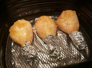 step5: 雞脾腳可用錫紙包一包，先焗10分鐘反一反雞脾。