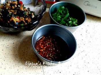 step7: 餘下一半份量蒜蓉及<span class="group_3">調味料</span>放入煲內煮熱備用